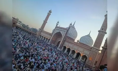 Saudi Arabia ने दिल्ली की जामा मस्जिद में 1,500 नमाज़ियों के लिए इफ़्तार का आयोजन किया Saudi Arabia ने दिल्ली की जामा मस्जिद में 1,500 नमाज़ियों के लिए इफ़्तार का आयोजन किया