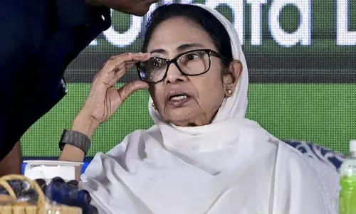 Mamata Banerjee ने चुनावों से कुछ घंटे पहले पुरोहितों और मुअज़्ज़िनों का मानदेय बढ़ाया Mamata Banerjee ने चुनावों से कुछ घंटे पहले पुरोहितों और मुअज़्ज़िनों का मानदेय बढ़ाया