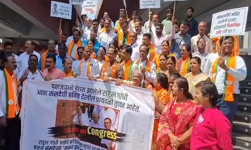 महाराष्ट्र: संसद में चाय-बिस्किट लेने को लेकर BJP ने राहुल गांधी के खिलाफ प्रदर्शन किया