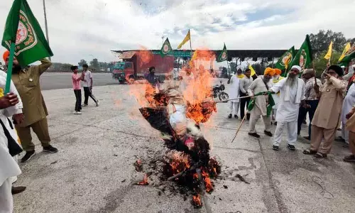 व्यापार समझौते को लेकर किसान संगठनों ने PM और शाह के पुतले जलाए व्यापार समझौते को लेकर किसान संगठनों ने PM और शाह के पुतले जलाए