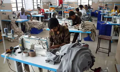 महंगा कच्चा माल, शिपिंग में देरी, Himachal के कपड़ा उद्योग को दोहरी मार महंगा कच्चा माल, शिपिंग में देरी, Himachal के कपड़ा उद्योग को दोहरी मार