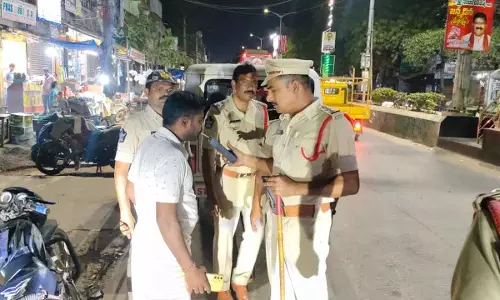 Nellore में रातभर नाकाबंदी, 92 मामले दर्ज Nellore में रातभर नाकाबंदी, 92 मामले दर्ज