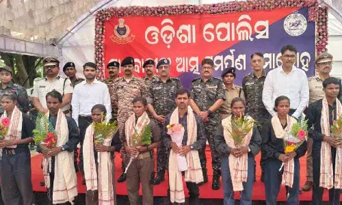 Kalahandi में 11 माओवादियों ने ओडिशा पुलिस के सामने आत्मसमर्पण किया