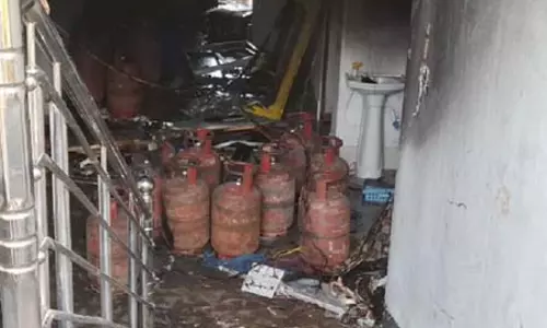 सिलेंडर धमाके से चार युवक घायल, दमकल और पुलिस मौके पर