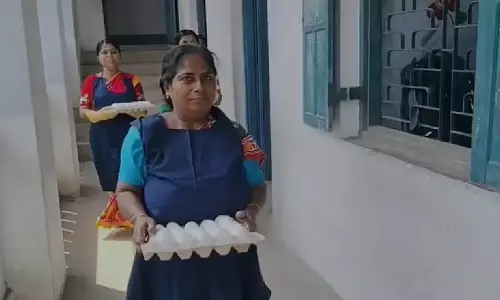 स्कूल में Gas नहीं; छात्रों को सिर्फ उबले अंडे परोसे गए
