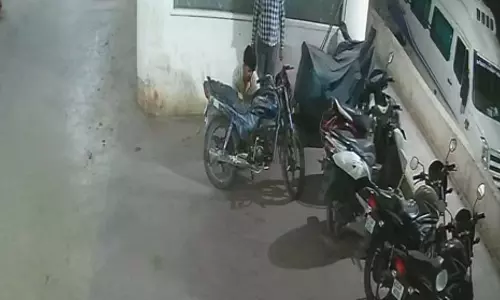 मल्टी लेवल पार्किंग में चोरों का आतंक, रात में बाइक-स्कूटी से पेट्रोल की चोरी