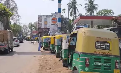 Fuel के लिए लंबी कतारों से ड्राइवर भड़के, पूछा— मैं ऑटो कब चला पाऊंगा? Fuel के लिए लंबी कतारों से ड्राइवर भड़के, पूछा— मैं ऑटो कब चला पाऊंगा?