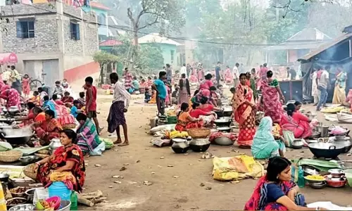 Gas नहीं, ठाकुर का खाना खेत में सूखे पत्ते जलाकर पकाया जाता