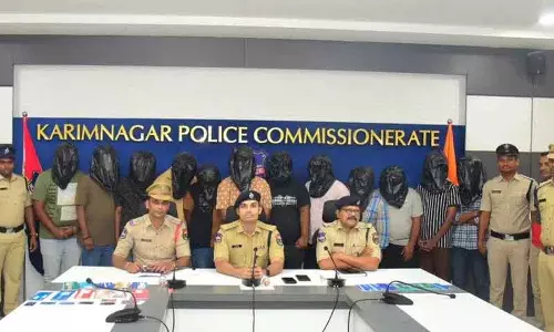 Karimnagar पुलिस ने साइबर क्राइम गिरोह का भंडाफोड़ किया, 12 गिरफ्तार Karimnagar पुलिस ने साइबर क्राइम गिरोह का भंडाफोड़ किया, 12 गिरफ्तार