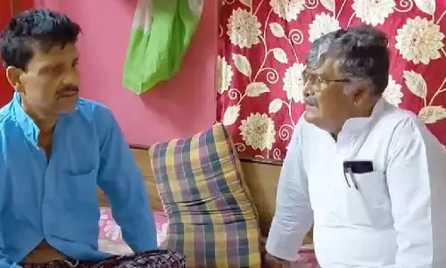वोट से पहले Trinamool MLA असित मजूमदार ने विपक्ष के नेता के घर का दौरा किया वोट से पहले Trinamool MLA असित मजूमदार ने विपक्ष के नेता के घर का दौरा किया
