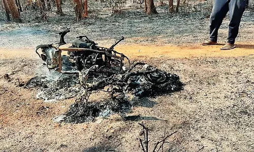 जंगल में आग, शिक्षक के हाथ और scooter जले, दहशत जंगल में आग, शिक्षक के हाथ और scooter जले, दहशत