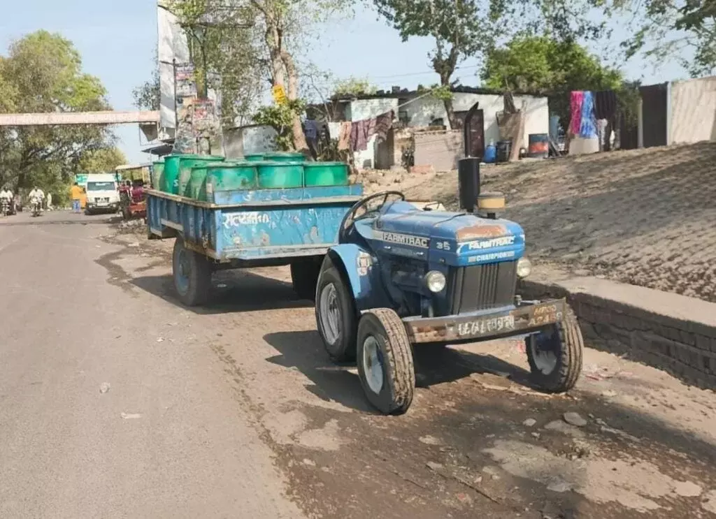 Lalitpur: सीमा चेकिंग में डीजल से भरा ट्रैक्टर पकड़ा Lalitpur: सीमा चेकिंग में डीजल से भरा ट्रैक्टर पकड़ा