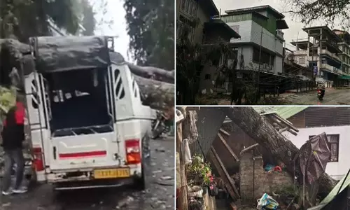 Sikkim में खराब मौसम के कारण 1 महिला की मौत, 3 अन्य घायल Sikkim में खराब मौसम के कारण 1 महिला की मौत, 3 अन्य घायल