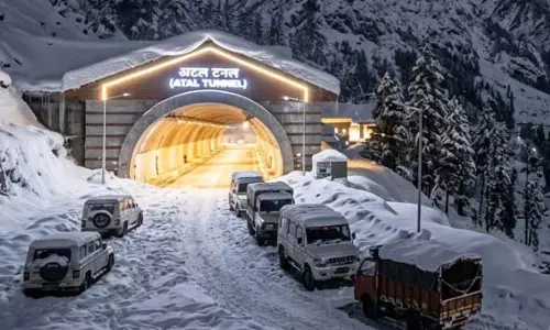 मौसम का कहर, भारी बर्फबारी से सैंकड़ों वाहन फंसे-राहत कार्य जारी मौसम का कहर, भारी बर्फबारी से सैंकड़ों वाहन फंसे-राहत कार्य जारी