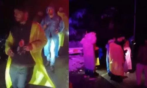 देखे Video: अचानक मौसम बदला, बारिश के चलते टूरिस्ट फंसे देखे Video: अचानक मौसम बदला, बारिश के चलते टूरिस्ट फंसे