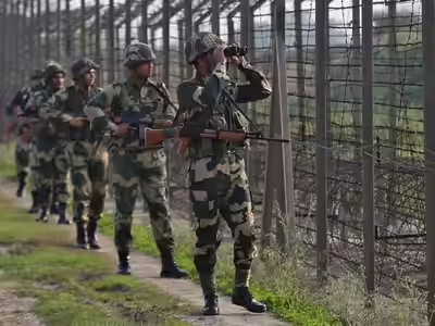 Srinagar: सीमा पर घुसपैठ की साजिश नाकाम Srinagar: सीमा पर घुसपैठ की साजिश नाकाम