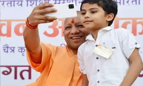 Lucknow: सीएम योगी का बच्चों के प्रति स्नेह, बच्चे को दिया खास तोहफा Lucknow: सीएम योगी का बच्चों के प्रति स्नेह, बच्चे को दिया खास तोहफा