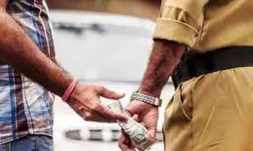 Deoria: नौकरी दिलाने के झांसे में फंसे लोग, दो पुलिसकर्मी गिरफ्तार Deoria: नौकरी दिलाने के झांसे में फंसे लोग, दो पुलिसकर्मी गिरफ्तार