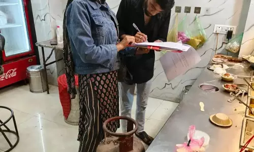 Jabalpur: घरेलू सिलेंडरों का गलत इस्तेमाल, 11 सिलेंडर बरामद Jabalpur: घरेलू सिलेंडरों का गलत इस्तेमाल, 11 सिलेंडर बरामद
