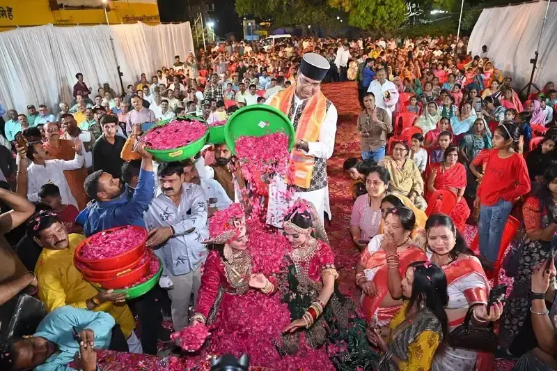 Bhopal: नरेला में होली मिलन समारोह में रंग-बिरंगी धूम