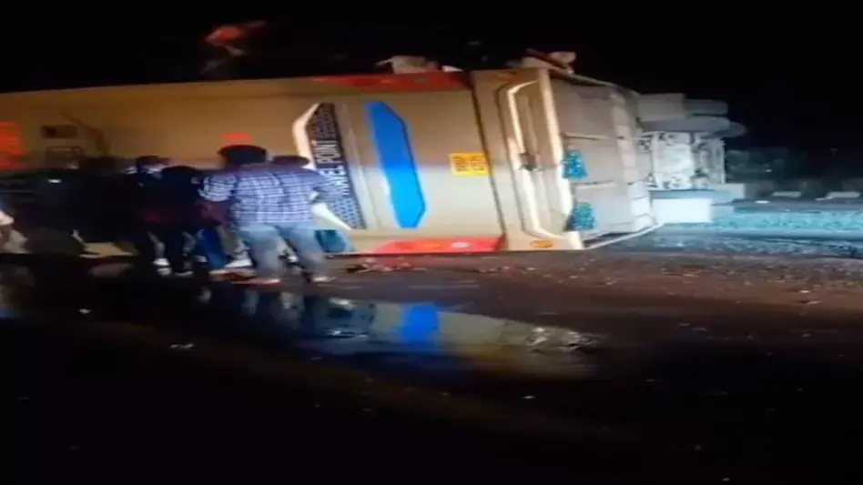 डबल डेकर बस पलटने से 12 यात्री घायल, एक्सप्रेसवे में हुआ हादसा डबल डेकर बस पलटने से 12 यात्री घायल, एक्सप्रेसवे में हुआ हादसा