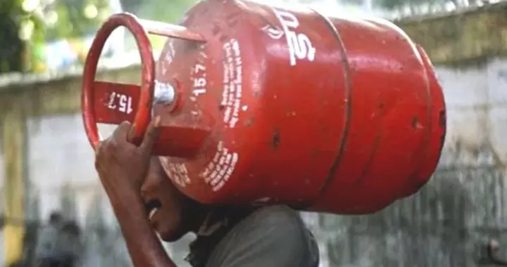DGP ने LPG की जमाखोरी और ज़्यादा कीमत वसूलने वालों के खिलाफ सख्त कार्रवाई के निर्देश दिए DGP ने LPG की जमाखोरी और ज़्यादा कीमत वसूलने वालों के खिलाफ सख्त कार्रवाई के निर्देश दिए