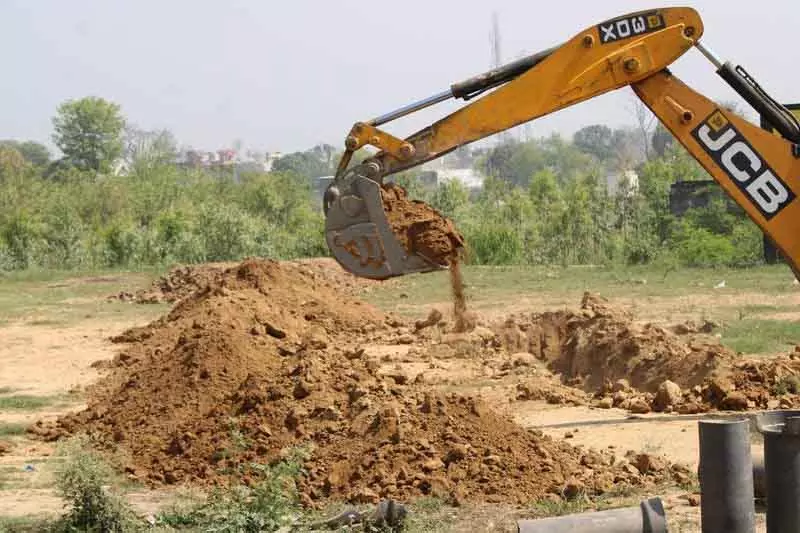 Yamunanagar की अवैध कॉलोनी में कच्ची सड़कें और नींवें ढहाई गईं Yamunanagar की अवैध कॉलोनी में कच्ची सड़कें और नींवें ढहाई गईं