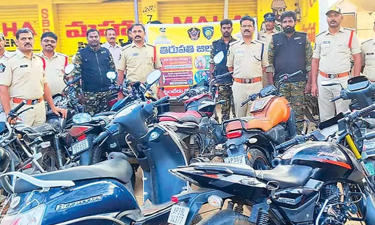 ऑपरेशन वज्रप्रहार: पुलिस ने मेगा कॉर्डन सर्च चलाया ऑपरेशन वज्रप्रहार: पुलिस ने मेगा कॉर्डन सर्च चलाया
