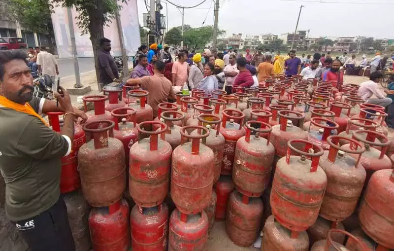 सख्त कार्रवाई के बावजूद LPG सिलेंडरों की कालाबाज़ारी जारी सख्त कार्रवाई के बावजूद LPG सिलेंडरों की कालाबाज़ारी जारी