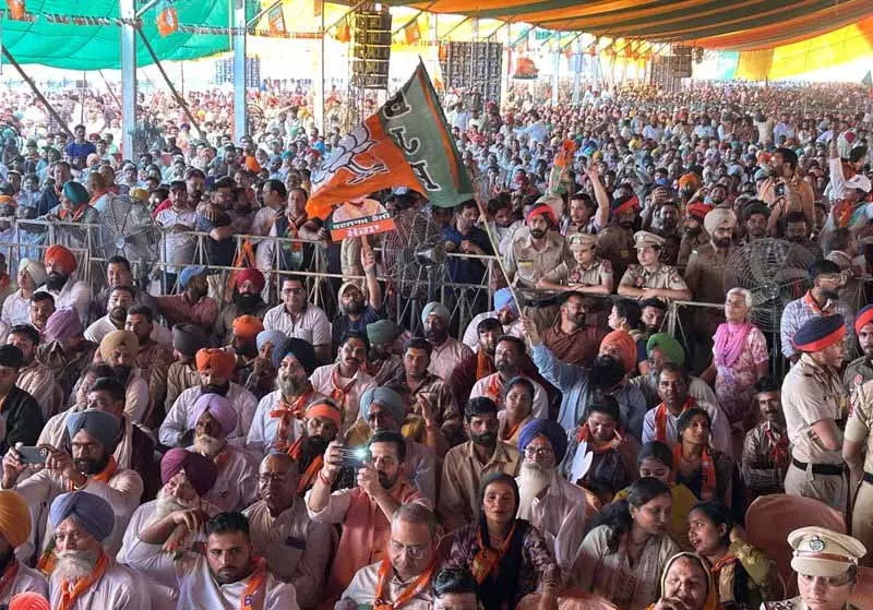 हिंदू गुरुओं के बलिदानों के कारण बचे, मोगा रैली में Amit Shah ने सिखों को लुभाया हिंदू गुरुओं के बलिदानों के कारण बचे, मोगा रैली में Amit Shah ने सिखों को लुभाया