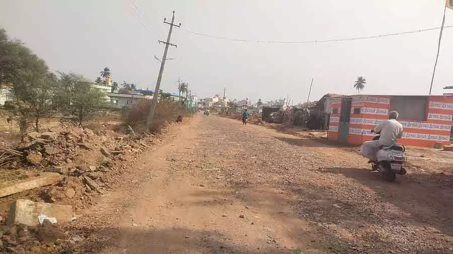 Devanahalli : गड्ढों से भरी सड़क पर आखिरकार डामर बिछाया जा रहा है Devanahalli : गड्ढों से भरी सड़क पर आखिरकार डामर बिछाया जा रहा है