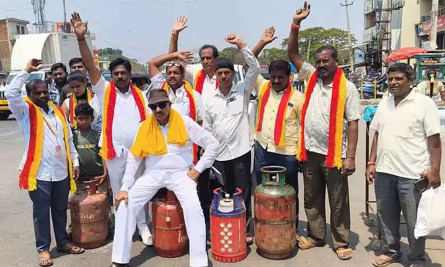 LPG अनिल की कमी की निंदा: वाटल नागराज के नेतृत्व में विरोध प्रदर्शन LPG अनिल की कमी की निंदा: वाटल नागराज के नेतृत्व में विरोध प्रदर्शन