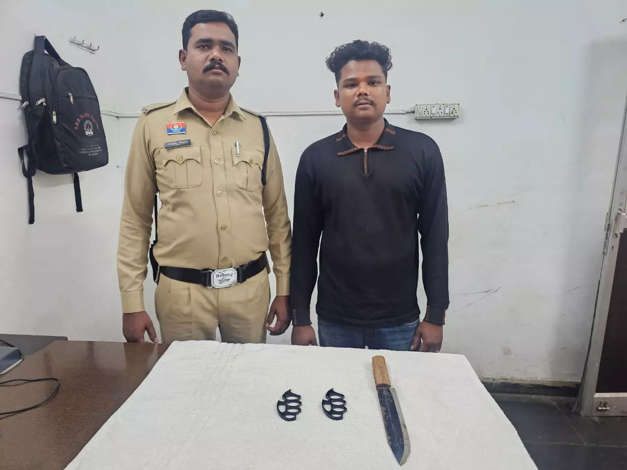 रोड में चाकू लहराते बदमाश गिरफ्तार रोड में चाकू लहराते बदमाश गिरफ्तार