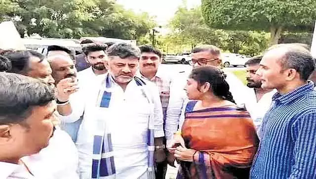 Karnataka: डी. वीरप्पन की बेटी विद्यारानी की मुलाकात के. शिवकुमार से हुई Karnataka: डी. वीरप्पन की बेटी विद्यारानी की मुलाकात के. शिवकुमार से हुई