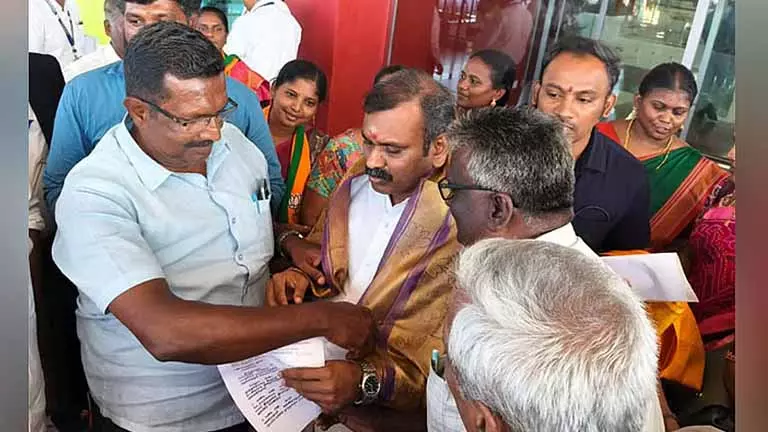 Chennai-Thoothukudi के बीच वंदे भारत एक्सप्रेस चलाएं, यात्रियों ने मंत्री एल मुरुगन से आग्रह किया Chennai-Thoothukudi के बीच वंदे भारत एक्सप्रेस चलाएं, यात्रियों ने मंत्री एल मुरुगन से आग्रह किया