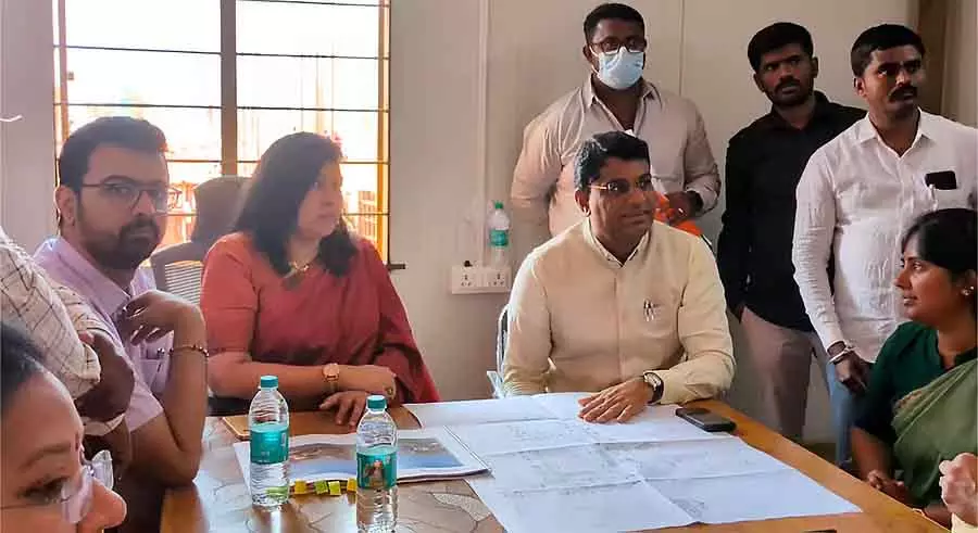 रेशम विभाग के आयुक्त और DC ने हाई-टेक रेशमकीट बाज़ार का दौरा किया रेशम विभाग के आयुक्त और DC ने हाई-टेक रेशमकीट बाज़ार का दौरा किया