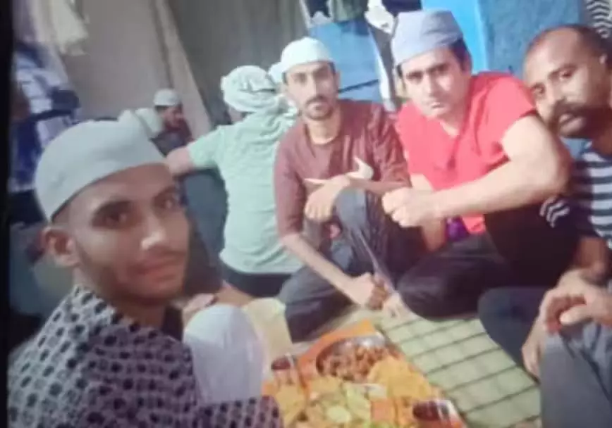 सेंट्रल जेल में इफ्तार की फोटो वायरल, 13 मोबाइल फोन बरामद, जांच शुरू सेंट्रल जेल में इफ्तार की फोटो वायरल, 13 मोबाइल फोन बरामद, जांच शुरू
