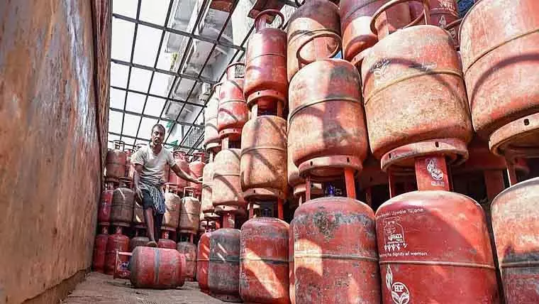 MP : जबलपुर में एक हॉकर के घर से 10 गैस सिलेंडर और 47 उपभोक्ता पुस्तिकाएं जब्त MP : जबलपुर में एक हॉकर के घर से 10 गैस सिलेंडर और 47 उपभोक्ता पुस्तिकाएं जब्त