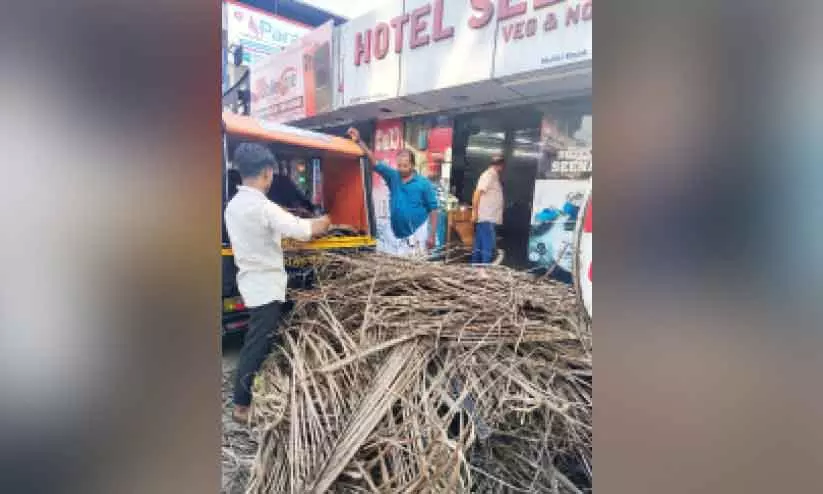Cooking गैस की सप्लाई में कटौती; रसोई में लगी आग Cooking गैस की सप्लाई में कटौती; रसोई में लगी आग