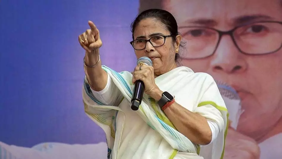 चुनाव से पहले सीएम ममता बनर्जी का वोटरों को लुभाने के लिए बड़ा दांव चुनाव से पहले सीएम ममता बनर्जी का वोटरों को लुभाने के लिए बड़ा दांव