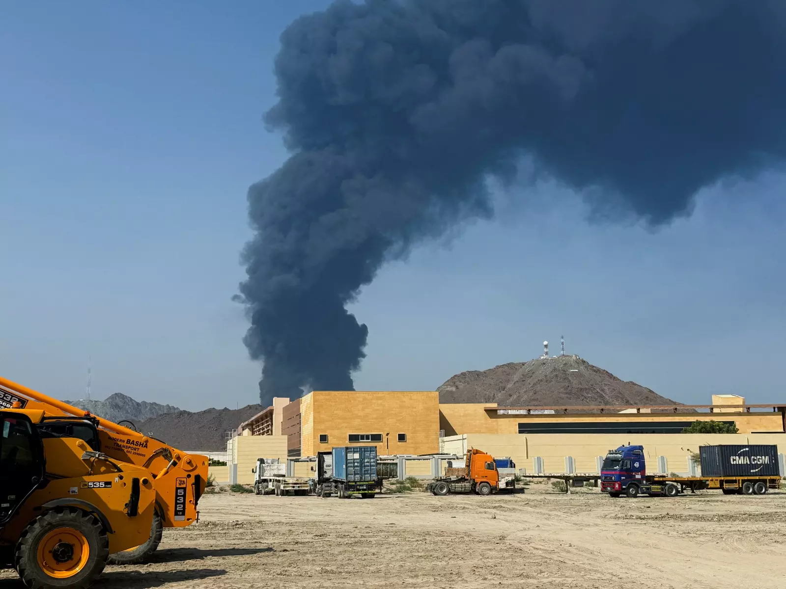UAE के प्रमुख तेल केंद्र में व्यवधान; बढ़ते तनाव के बीच बगदाद स्थित अमेरिकी दूतावास पर ड्रोन से हमला UAE के प्रमुख तेल केंद्र में व्यवधान; बढ़ते तनाव के बीच बगदाद स्थित अमेरिकी दूतावास पर ड्रोन से हमला