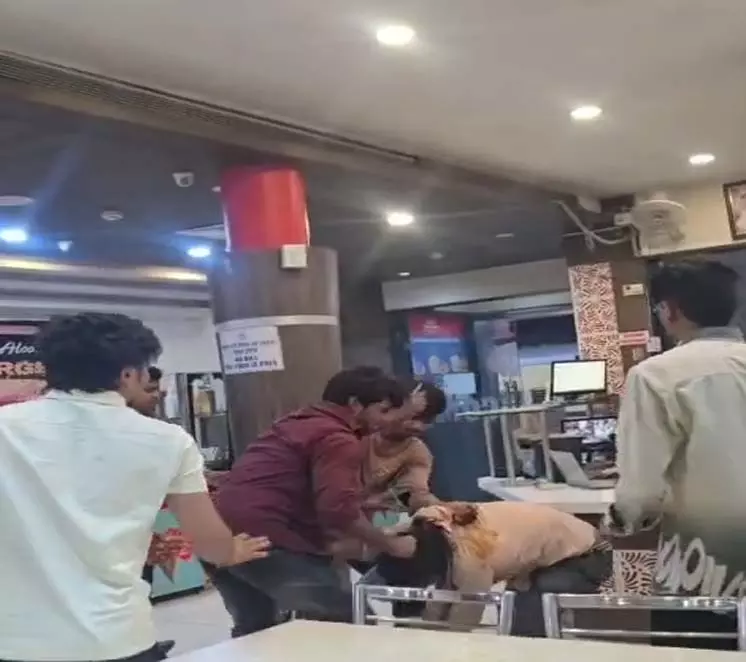 Raipur Breaking: रेलवे स्टेशन के कैफे में दो गुटों में मारपीट, वीडियो वायरल Raipur Breaking: रेलवे स्टेशन के कैफे में दो गुटों में मारपीट, वीडियो वायरल