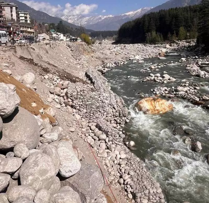 Kullu-Manali Road पर सुरक्षा दीवारों के निर्माण में देरी के पीछे व्यापक योजना Kullu-Manali Road पर सुरक्षा दीवारों के निर्माण में देरी के पीछे व्यापक योजना