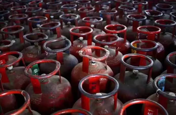 जमाखोरी के आरोप में तीन गिरफ्तार, 75 LPG सिलेंडर बरामद जमाखोरी के आरोप में तीन गिरफ्तार, 75 LPG सिलेंडर बरामद