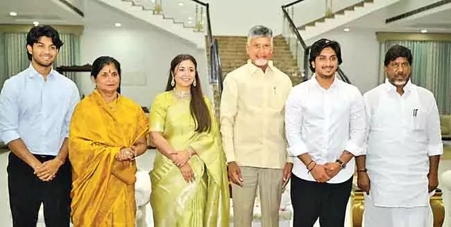 Andhra : चंद्रबाबू ने भट्टी के बेटे और बहू को आशीर्वाद दिया Andhra : चंद्रबाबू ने भट्टी के बेटे और बहू को आशीर्वाद दिया