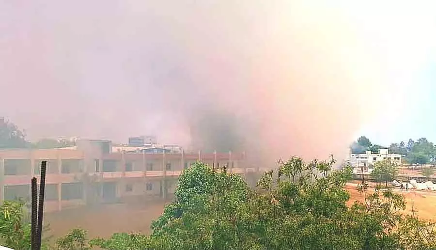 Siruguppa नगर निगम की ठोस कचरा निस्तारण इकाई में आग: छात्र बीमार पड़ा Siruguppa नगर निगम की ठोस कचरा निस्तारण इकाई में आग: छात्र बीमार पड़ा