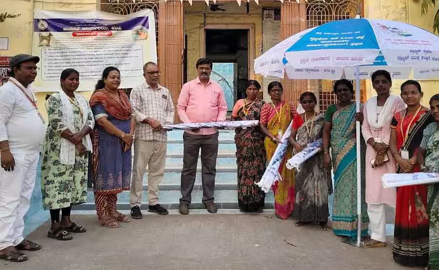 Compli: धूप से बचाव के लिए 20 महिला व्यापारियों को छतरियाँ वितरित की गई Compli: धूप से बचाव के लिए 20 महिला व्यापारियों को छतरियाँ वितरित की गई