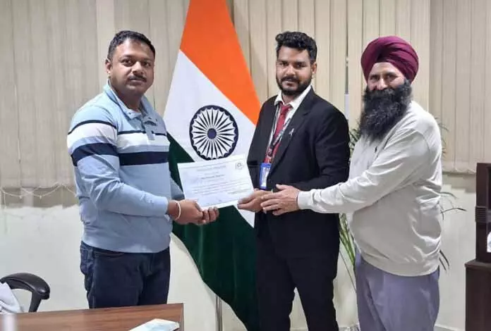 SDCM ने जम्मू के रेलवे टिकट-चेकिंग कर्मचारियों की ईमानदारी और यात्री सेवा की सराहना की SDCM ने जम्मू के रेलवे टिकट-चेकिंग कर्मचारियों की ईमानदारी और यात्री सेवा की सराहना की