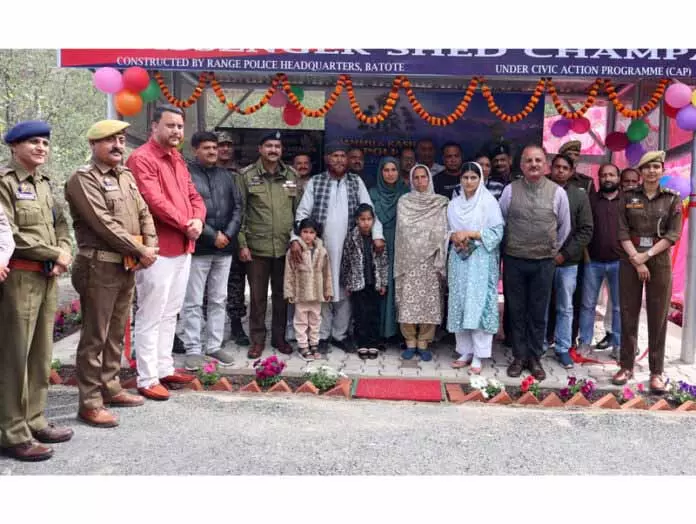 J&K पुलिस ने यात्री शेड लगाया J&K पुलिस ने यात्री शेड लगाया