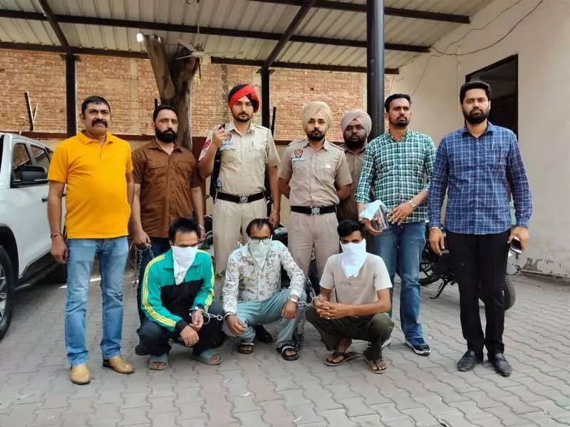 Ludhiana: युवकों को कट्टरपंथी बनाने के आरोप में तीन संदिग्ध पकड़े गए Ludhiana: युवकों को कट्टरपंथी बनाने के आरोप में तीन संदिग्ध पकड़े गए